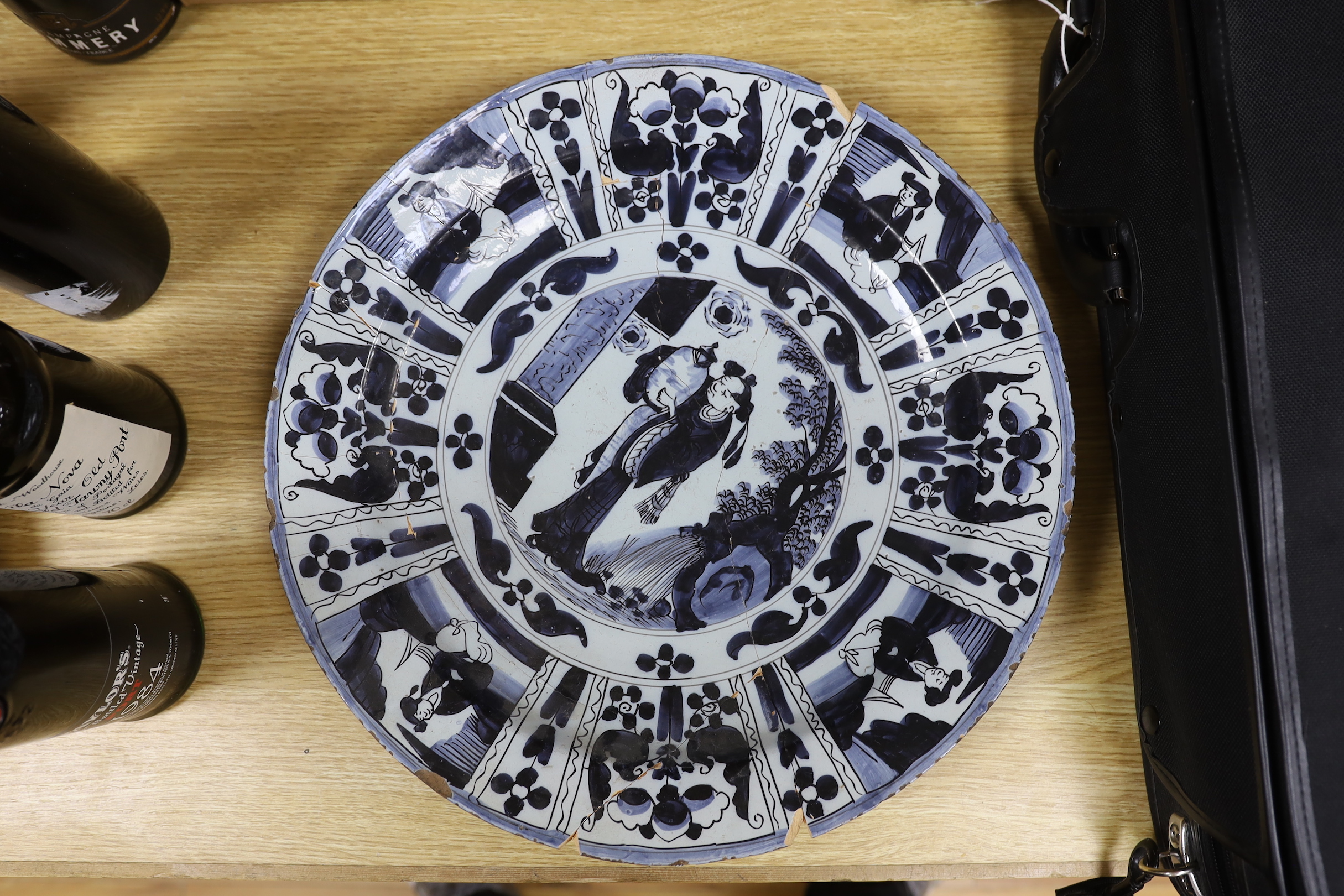 Two late 17th century Delft chargers, largest 39.5 cm